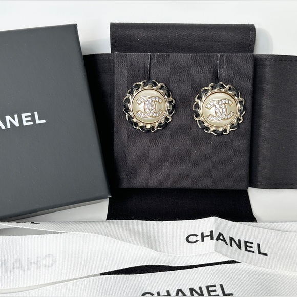 2021K CHANEL GOLD CC LOGO ROUND PEARL AND BLACK LEATHER INTERWOVEN STUD EARRINGS - Picture 6 of 15